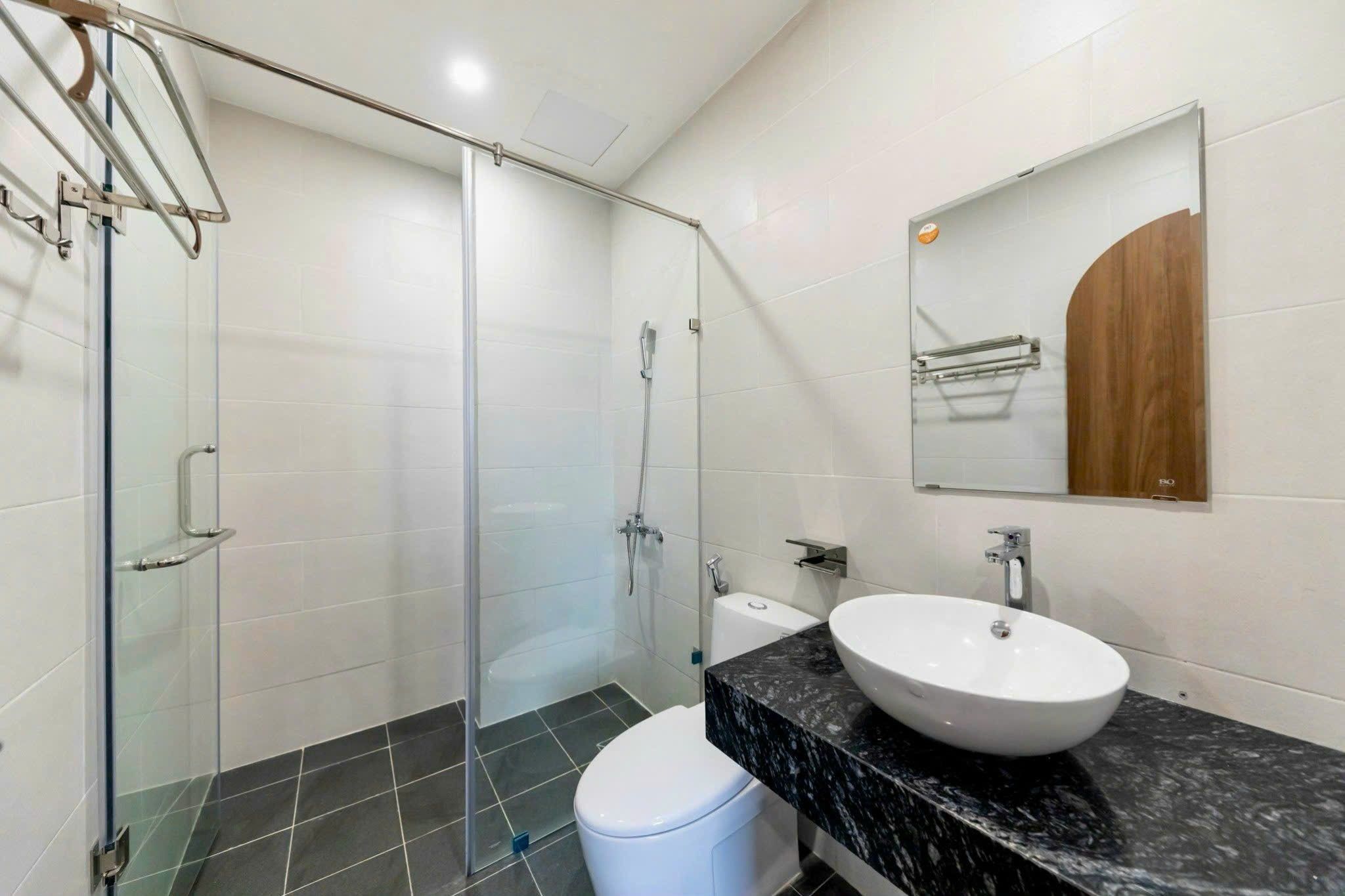 Một chiếc villa xinh xắn tông màu trắng, ấm áp dành cho kì nghĩ của gia đình bạn.