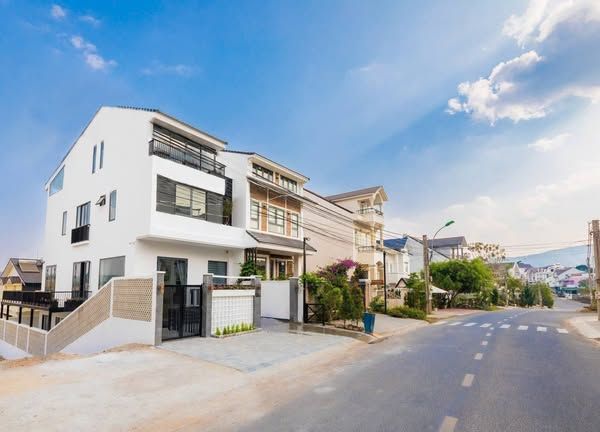 Một chiếc villa xinh xắn tông màu trắng, ấm áp dành cho kì nghĩ của gia đình bạn.