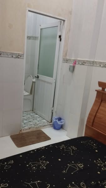 Cho thuê phòng trọ sinh viên có máy lạnh + đầy đủ nội thất, cách đại học Trà Vinh 200m giá 1tr8.