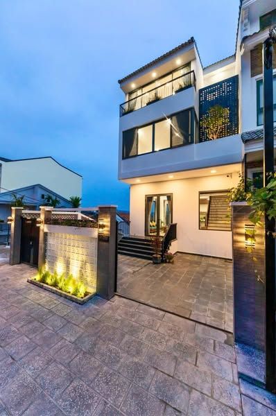 Một chiếc villa xinh xắn tông màu trắng, ấm áp dành cho kì nghĩ của gia đình bạn.