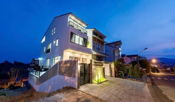 Một chiếc villa xinh xắn tông màu trắng, ấm áp dành cho kì nghĩ của gia đình bạn.