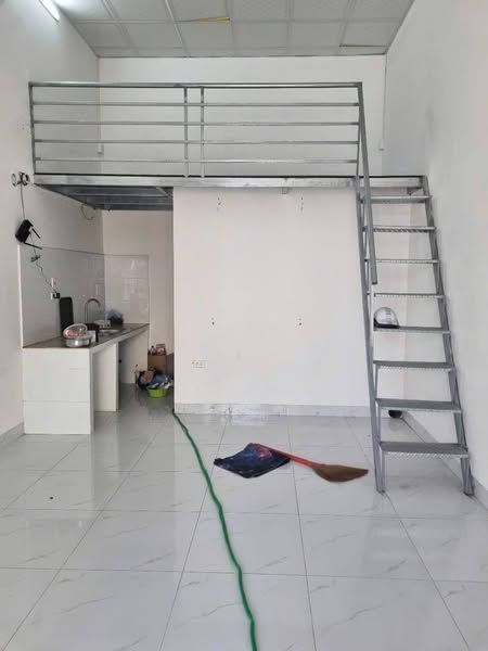 Cho thuê phòng diện tích 28m2, gác xép 10m2 ,tổng gần 40m2 sử dụng