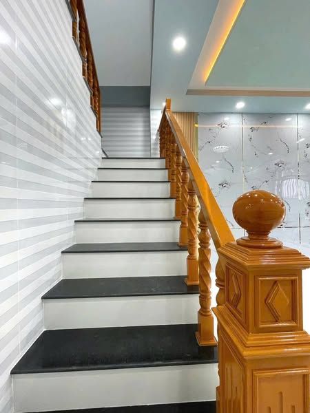 Nhà trệt lầu xây mới 100% đầu hẻm oto đường Lưu Khánh Đức.TP SÓC TRĂNG