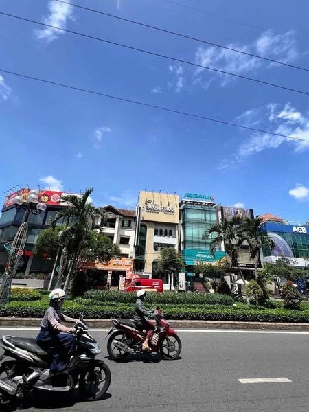 CHO THUÊ TÒA NHÀ MẶT TIỀN – PHAN XÍCH LONG, PHÚ NHUẬN – HẦM TRỆT 2 LẦU – 220TR
