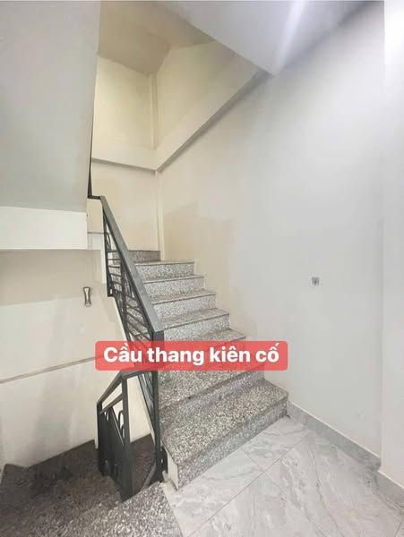 Cho thuê nhà 1 trệt, 3 lầu, mặt tiền Thoại Ngọc Hầu, Mỹ Long