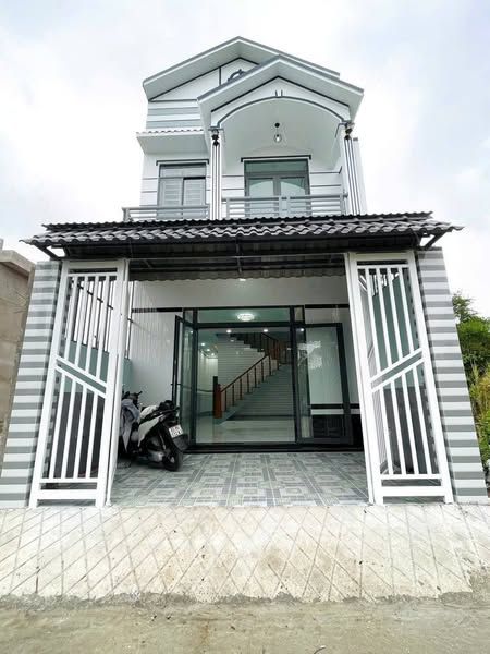 Nhà trệt lầu xây mới 100% đầu hẻm oto đường Lưu Khánh Đức.TP SÓC TRĂNG