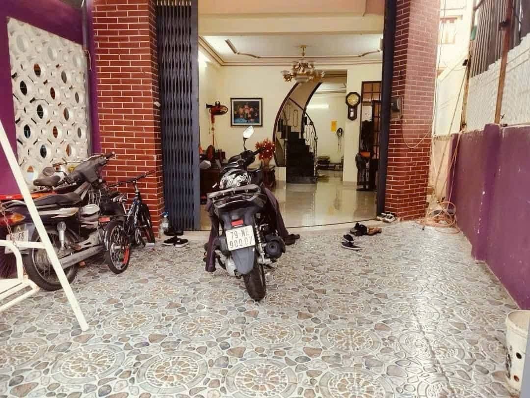 Cần bán giá nay chỉ còn 5 tỷ 250 triệu đồng thương lượng nhà trung tâm TP Nha Trang