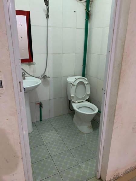 Em có phòng trọ cho thuê. Phòng y hình ạ. Sẵn nóng lạnh. Gần Galaxy phố mới Lào Cai