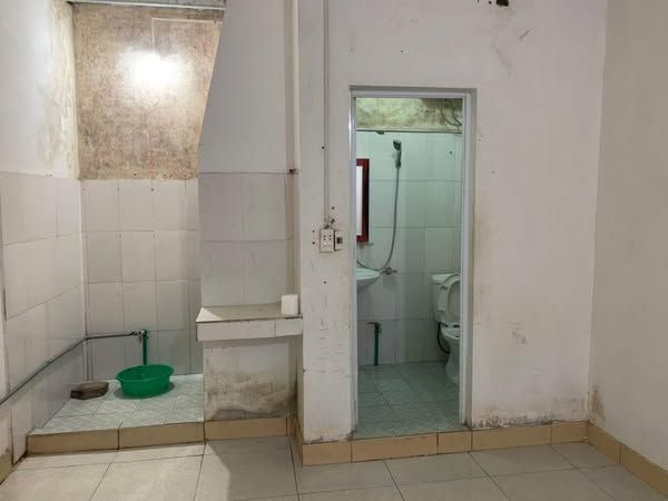 Em có phòng trọ cho thuê. Phòng y hình ạ. Sẵn nóng lạnh. Gần Galaxy phố mới Lào Cai