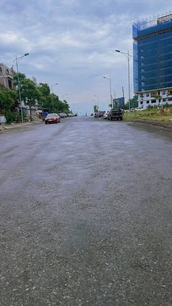 Nhà xây thô 4 tầng đường chính to vật vã B6 Lào Cai kinh doanh Bìa đỏ cầm tay