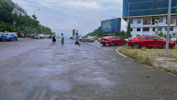 Nhà xây thô 4 tầng đường chính to vật vã B6 Lào Cai kinh doanh Bìa đỏ cầm tay