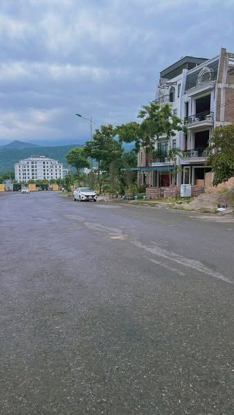 Nhà xây thô 4 tầng đường chính to vật vã B6 Lào Cai kinh doanh Bìa đỏ cầm tay