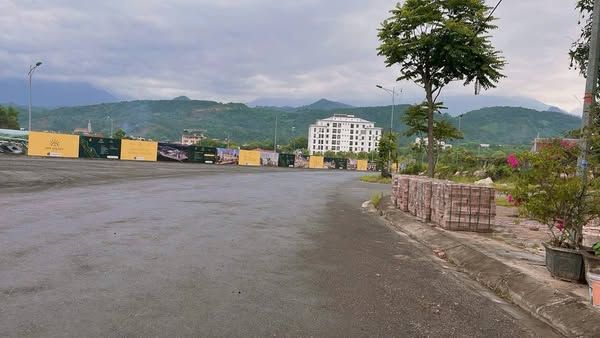 Nhà xây thô 4 tầng đường chính to vật vã B6 Lào Cai kinh doanh Bìa đỏ cầm tay