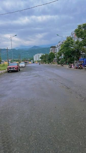 Nhà xây thô 4 tầng đường chính to vật vã B6 Lào Cai kinh doanh Bìa đỏ cầm tay