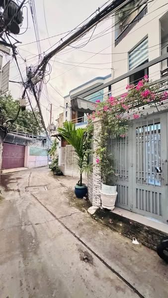 Nhà đúc Tân Bình kiên cố 4 tấm – thiết kế hiện đại, vào ở ngay, không cần sửa chữa.