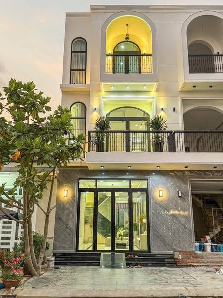 BÁN NHÀ MỚI 1 TRỆT 2 LẦU FULL NỘI THẤT KDC HỒNG LOAN (6A) CẦN THƠ