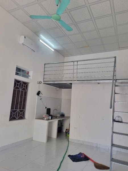 Cho thuê phòng diện tích 28m2, gác xép 10m2 ,tổng gần 40m2 sử dụng