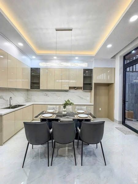 BÁN NHÀ MỚI 1 TRỆT 2 LẦU FULL NỘI THẤT KDC HỒNG LOAN (6A) CẦN THƠ