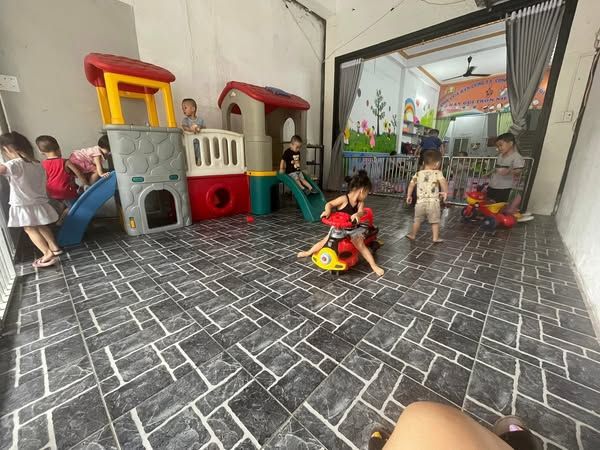 Cho thuê nhà mặt đường Trần Phú đối diện cổng trường Yên Biên