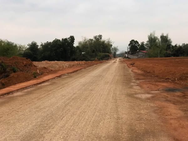BÁN ĐẤT BẢN KHÁ PHƯỜNG NAM THANH Cách nghĩa trang LIỆT SỸ,cách đồi A1,1km