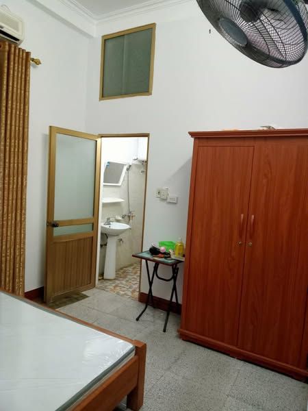 Em có nhà nghỉ dư 6 phòng, tất cả phòng khép kín, có phòng đơn, đôi và phòng 3 giường