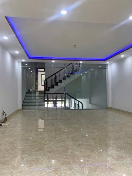 chủ cần gấp bán nhanh căn nhà 2 tầng 1 tum đep hiện đại trần phú đoạn bằng phẳng b5