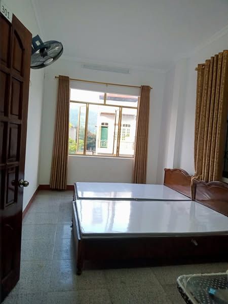 Em có nhà nghỉ dư 6 phòng, tất cả phòng khép kín, có phòng đơn, đôi và phòng 3 giường