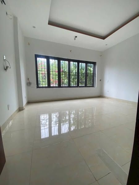 chủ cần gấp bán nhanh căn nhà 2 tầng 1 tum đep hiện đại trần phú đoạn bằng phẳng b5
