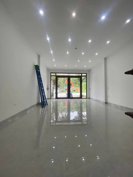 chủ cần gấp bán nhanh căn nhà 2 tầng 1 tum đep hiện đại trần phú đoạn bằng phẳng b5