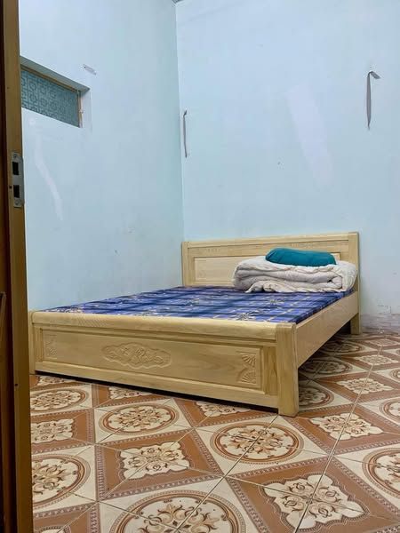 Cho thuê nhà cấp 4 đầy đủ tiện nghi .tủ lạnh, điều hoà,nóng lạnh,bàn ghế, giường tủ