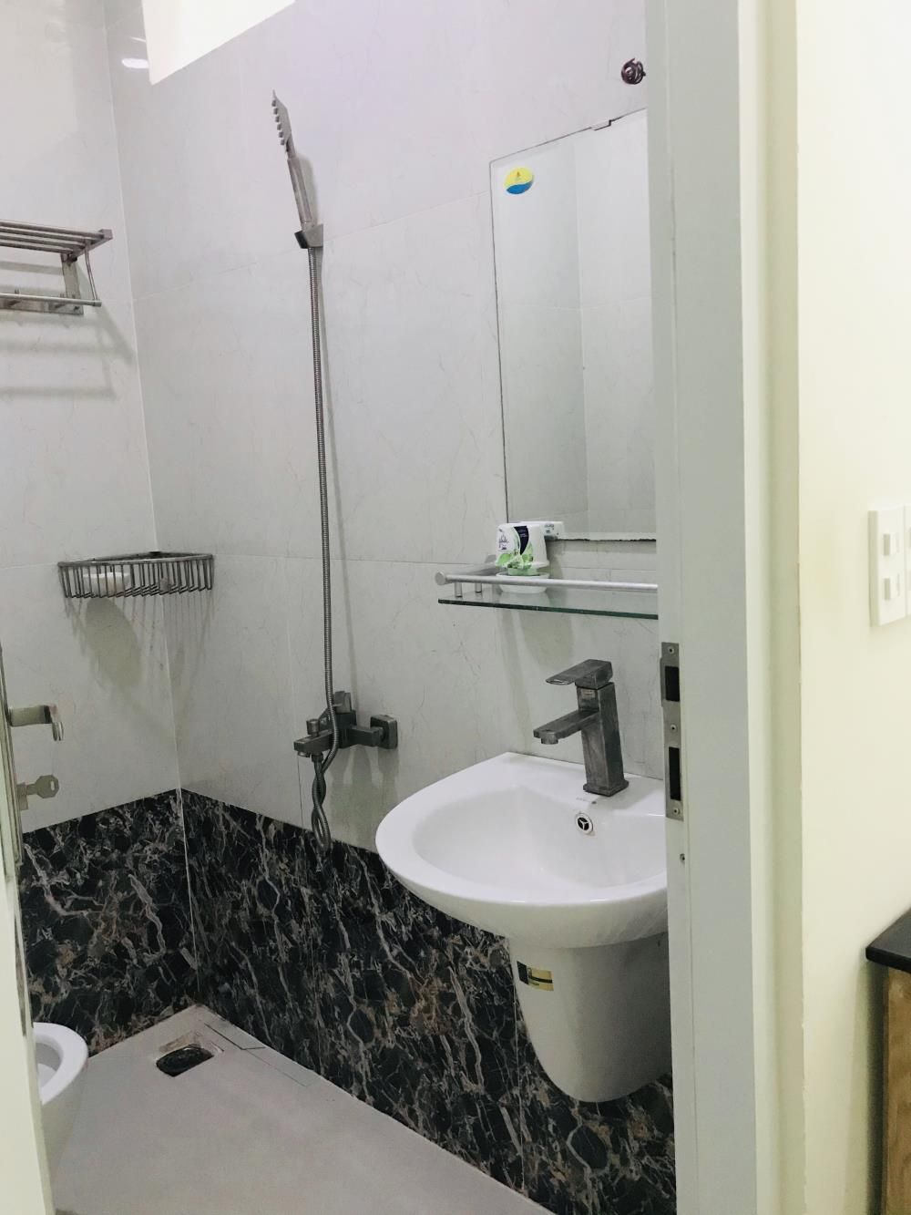 PHÒNG 3,9TR DT 20M HẺM XE HƠI GẦN SÂN BAY TẠI P4 TÂN BÌNH