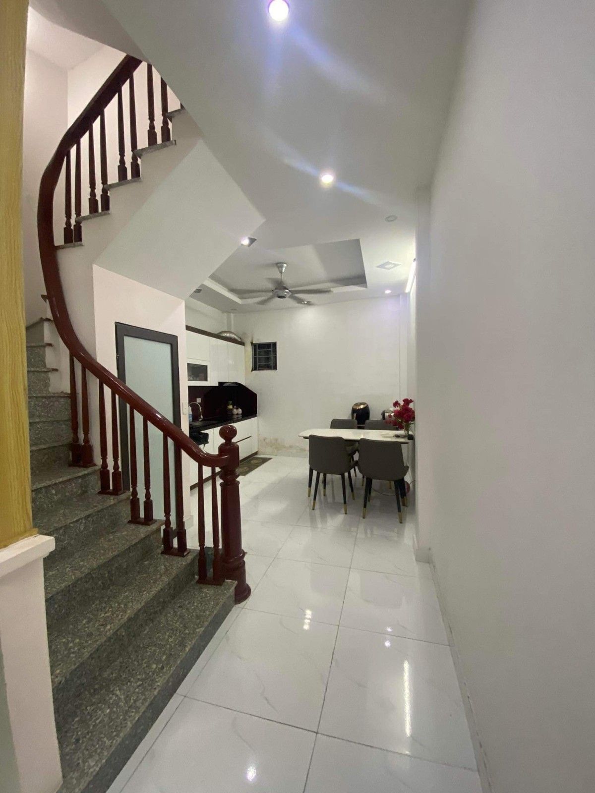 Nhà mới đẹp ở luôn, chủ tặng toàn bộ nội thất chủ mới chỉ sách vậy về ở.