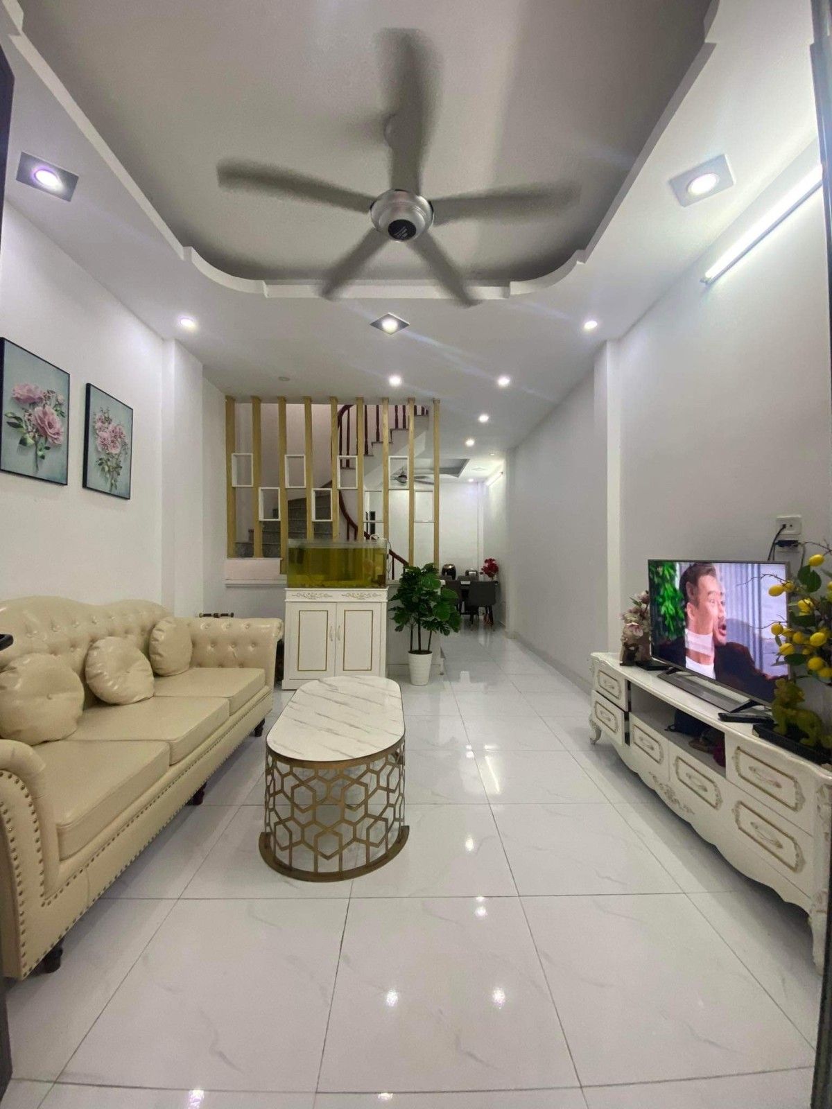 Nhà mới đẹp ở luôn, chủ tặng toàn bộ nội thất chủ mới chỉ sách vậy về ở.