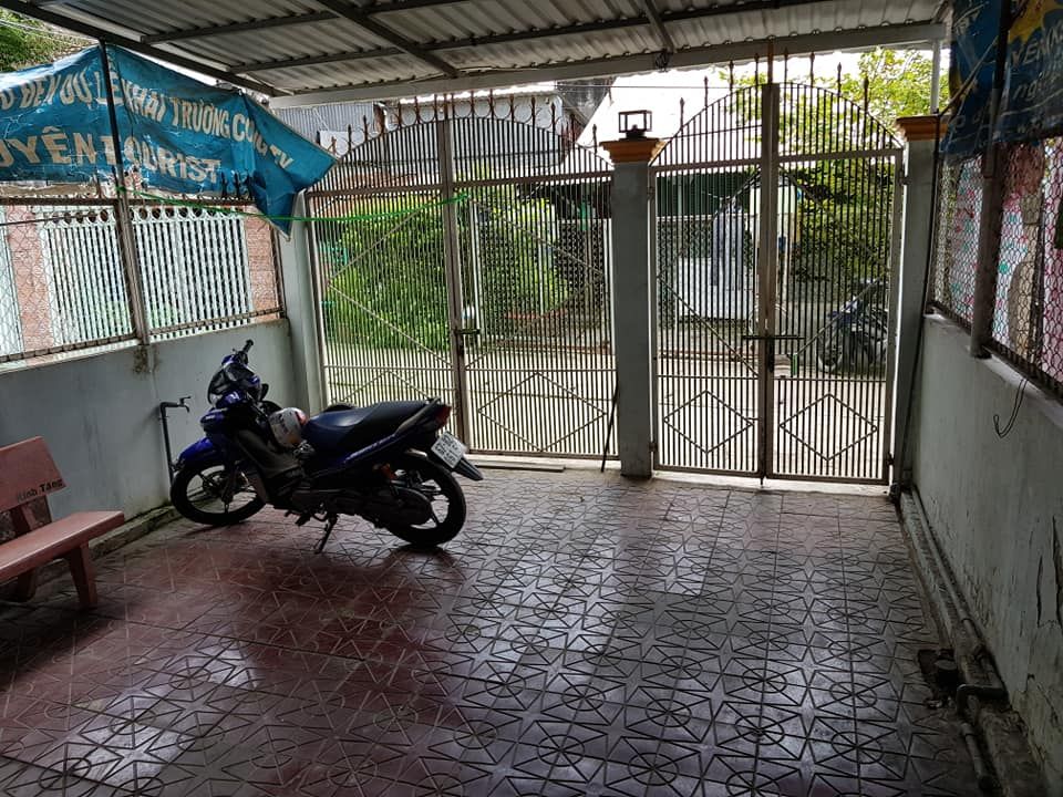 Nhà cho thuê nguyên căn 1 trệt 1 lầu;01 phòng khách,03 phòng ngủ,02 nhà vệ sinh,có sân rộng để ô tô