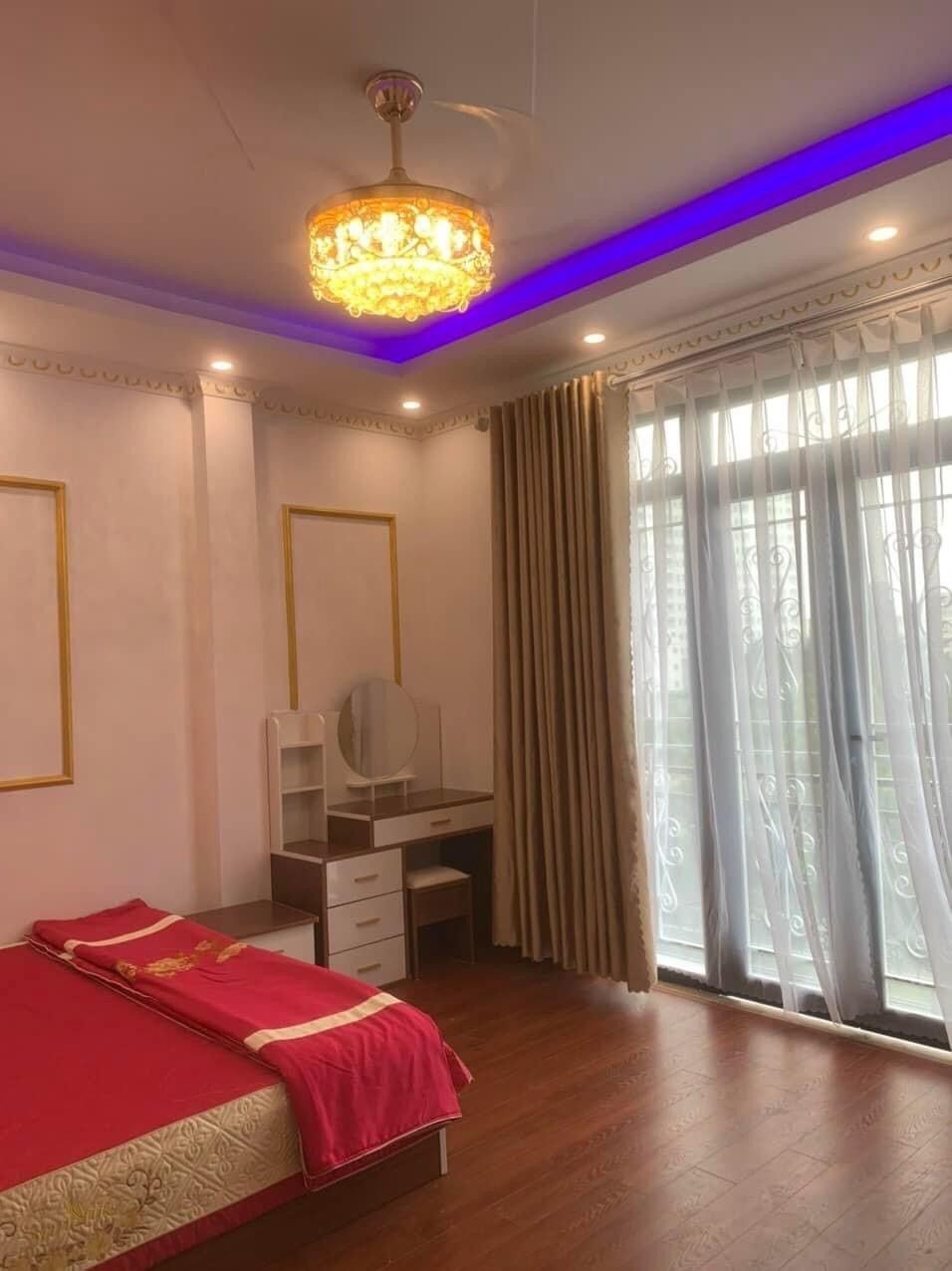 Nhà đã hoàn thiện full nội thất, chỉ việc xách valy về ở.Vị trí sát lô góc, vỉa hè 2m, ô tô vào nhà