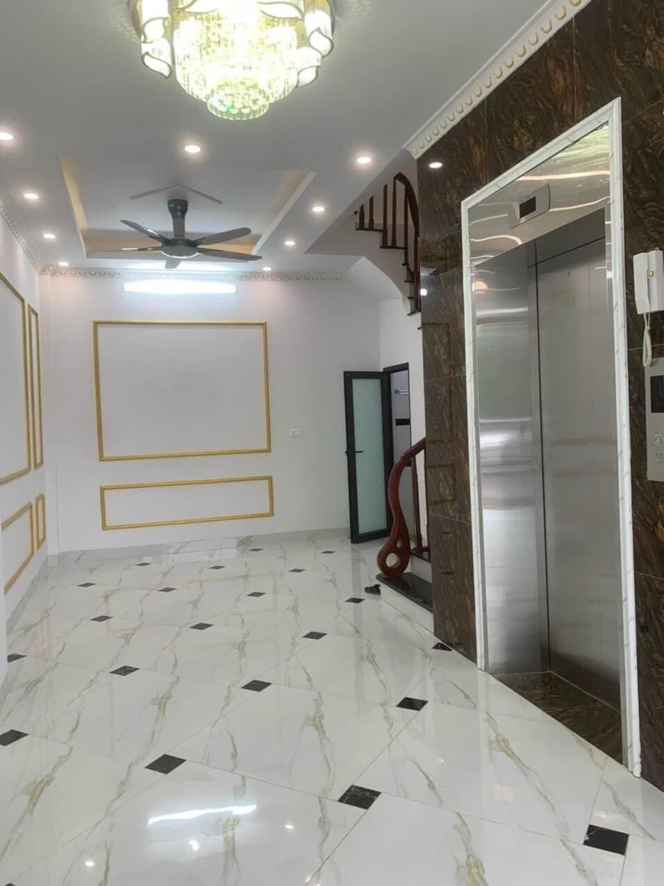 Nhà đã hoàn thiện full nội thất, chỉ việc xách valy về ở.Vị trí sát lô góc, vỉa hè 2m, ô tô vào nhà