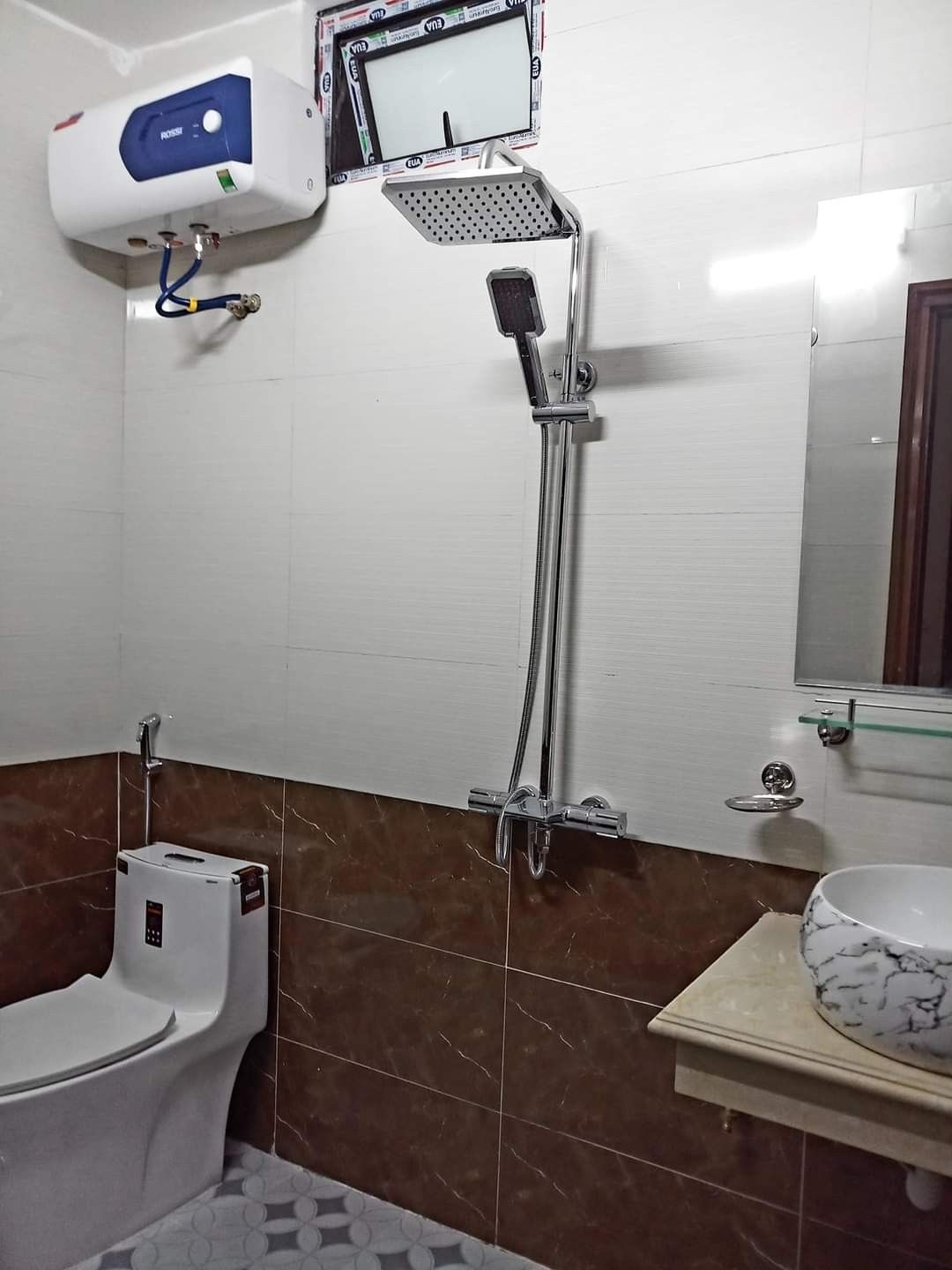 Nhà khung bê tông 5 tầng mới hoàn thiện, mỗi tầng 1 phòng 1 phụ, tổng 3 ngủ, ngõ xe máy tránh