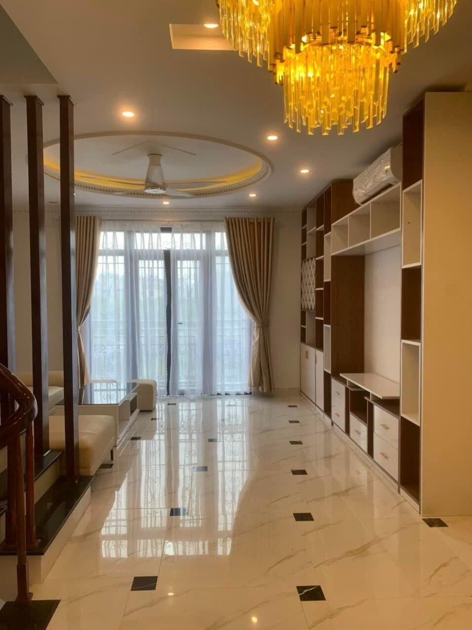 Nhà đã hoàn thiện full nội thất, chỉ việc xách valy về ở.Vị trí sát lô góc, vỉa hè 2m, ô tô vào nhà