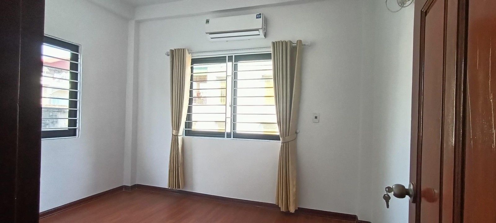 LÔ GÓC, NGÕ THÔNG, KINH DOANH NHỎ, HÀNG XÓM KHU ĐÔ THỊ, CÁCH 40M RA CHỖ Ô TÔ TRÁNH DỪNG ĐỖ NGÀY ĐÊM