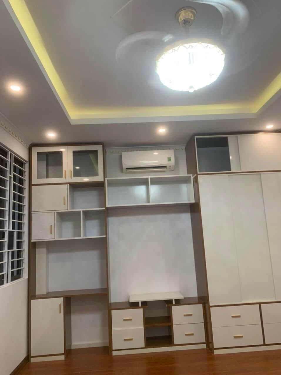 Nhà đã hoàn thiện full nội thất, chỉ việc xách valy về ở.Vị trí sát lô góc, vỉa hè 2m, ô tô vào nhà