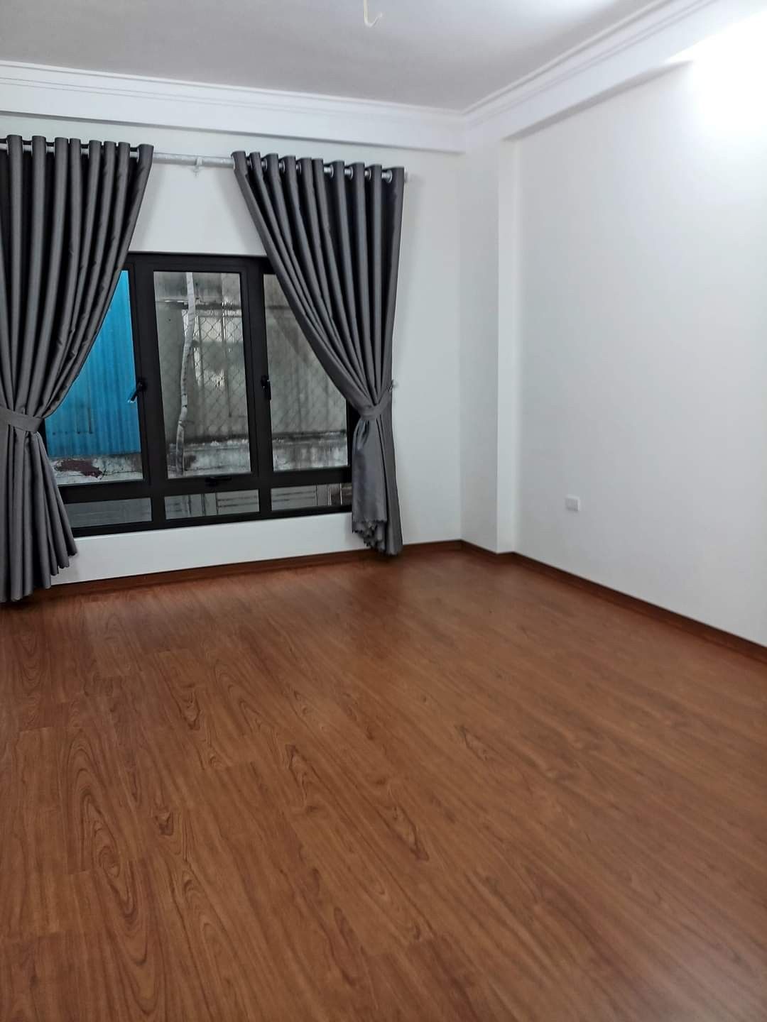 Nhà khung bê tông 5 tầng mới hoàn thiện, mỗi tầng 1 phòng 1 phụ, tổng 3 ngủ, ngõ xe máy tránh