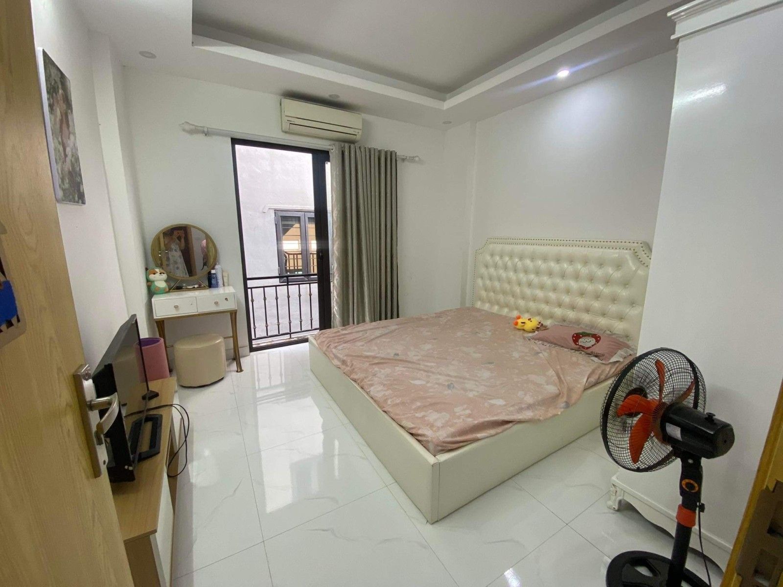 Nhà mới đẹp ở luôn, chủ tặng toàn bộ nội thất chủ mới chỉ sách vậy về ở.