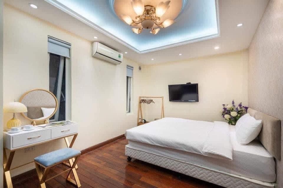 CỰC HIẾM NHÀ BÁN - GIỮA BÀ TRIỆU PHỐ HUẾ - 6 TẦNG SỪNG SỮNG - Ô TÔ ĐỖ CỔNG
