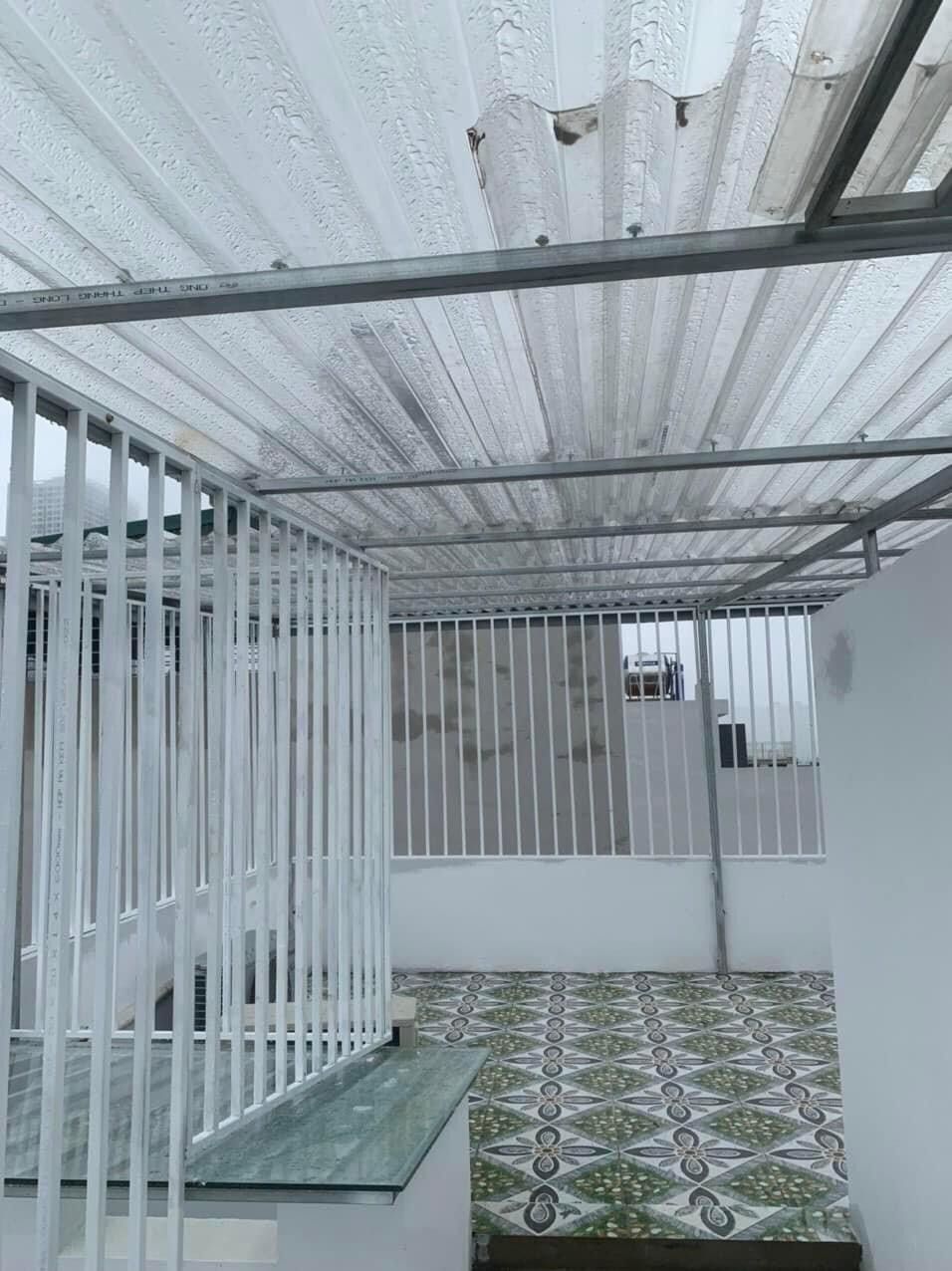 Nhà đã hoàn thiện full nội thất, chỉ việc xách valy về ở.Vị trí sát lô góc, vỉa hè 2m, ô tô vào nhà