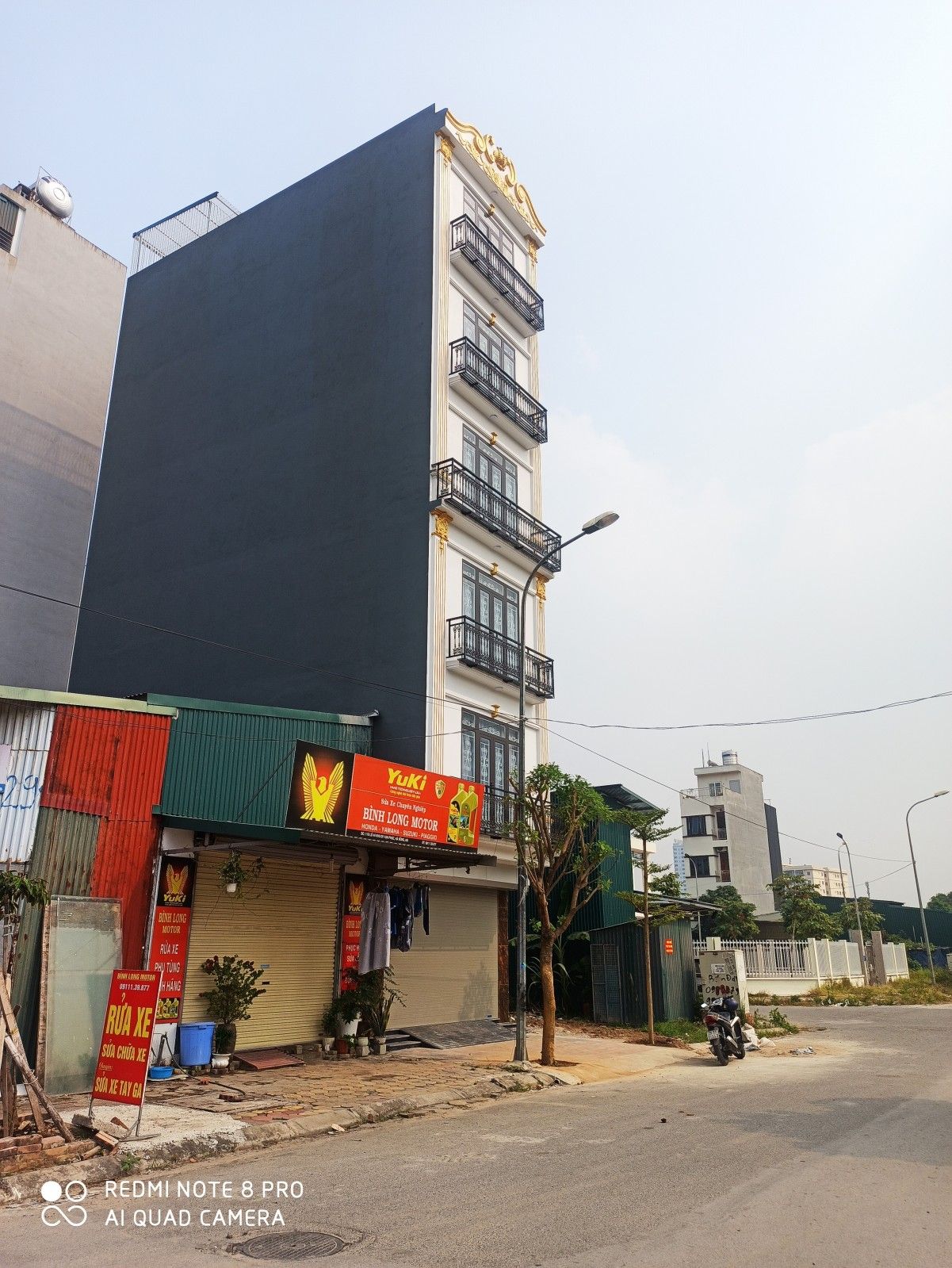 Nhà đã hoàn thiện full nội thất, chỉ việc xách valy về ở.Vị trí sát lô góc, vỉa hè 2m, ô tô vào nhà