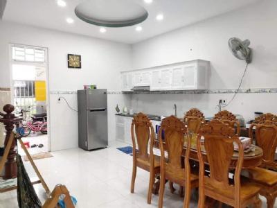 Ba mẹ tôi về quê ở, cần bán gấp căn nhà ở Hóc Môn.