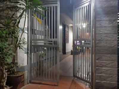 Chính chủ cần bán gấp nhà tại Lạc Long Quân nội thất như mơ mà giá cự rẻ LH 0975295553
