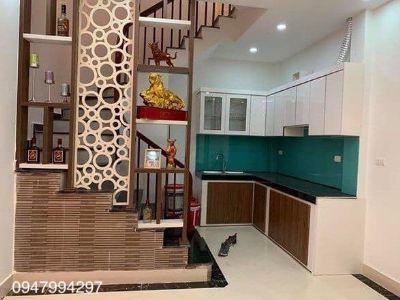 Nhà lô góc rất mát mẻ, 3 mặt thoáng, trước cửa nhà rộng 3m, rất thoáng mát, sạch sẽ, Kim Ngưu