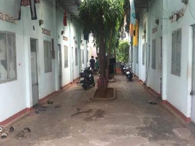 Phòng trọ rộng thoáng mát có sẵn quạt và bàn học, an ninh tốt sát tường trường đại học tây nguyên
