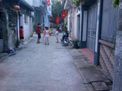 Bán nhà 2 tầng, mặt ngõ thông ôtô vào được, gần UBND Phường Tân Thịnh, TP Hòa Bình.